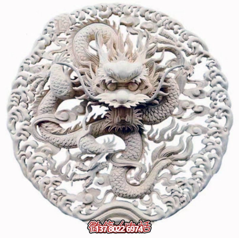 精美龍紋浮雕裝飾大門，點綴祠堂大門口