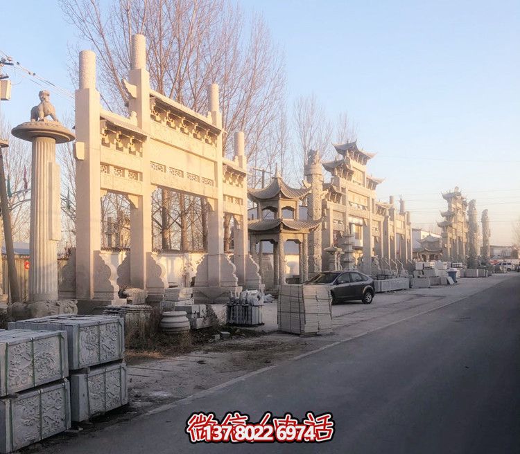 大理石門牌樓，點綴村莊入口