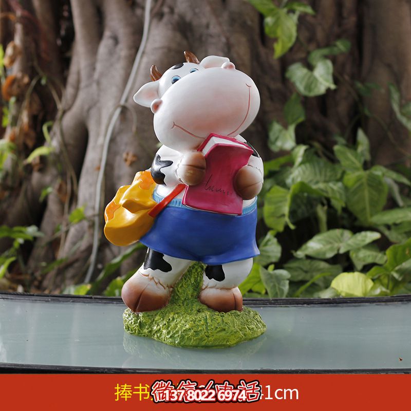 玻璃鋼雕塑牛，伴你一起看書，營造完美草坪