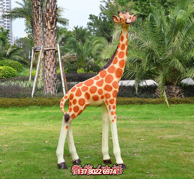 藝術(shù)化玻璃鋼仿真大型長(zhǎng)頸鹿雕塑，點(diǎn)綴綠色草坪，讓公園更加美觀