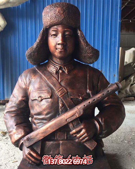 不銹鋼仿銅雷鋒持槍雕塑，現代雷鋒屹立于戶外景區