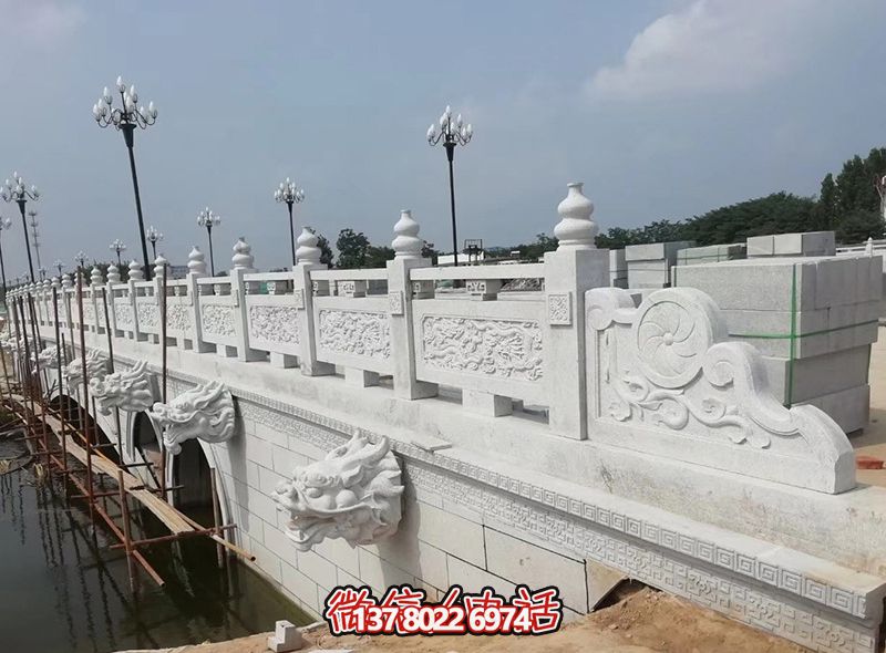 精美漢白玉石拱橋，融龍紋雕刻欄桿
