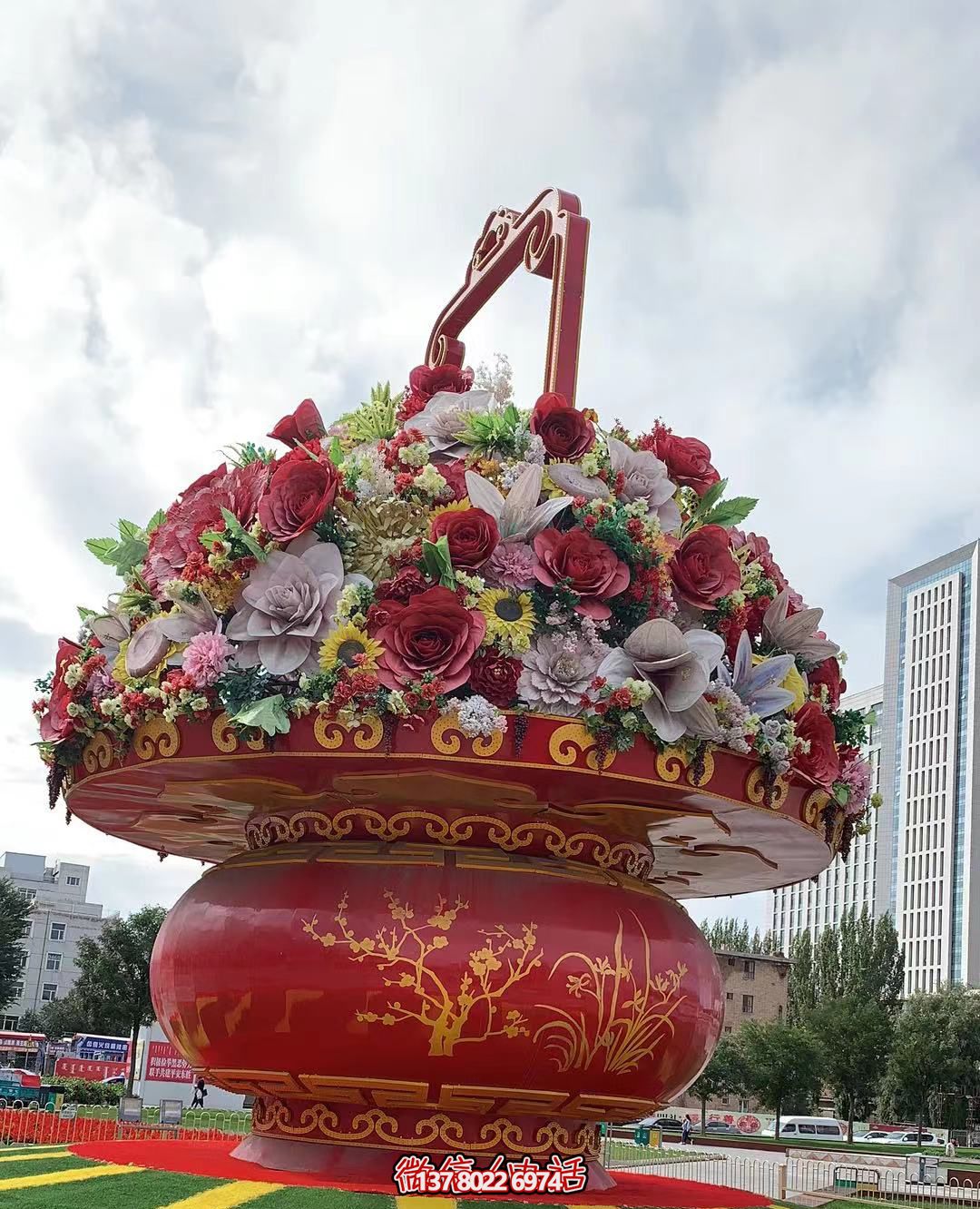 現代五彩花籃，給城市廣場帶來活力