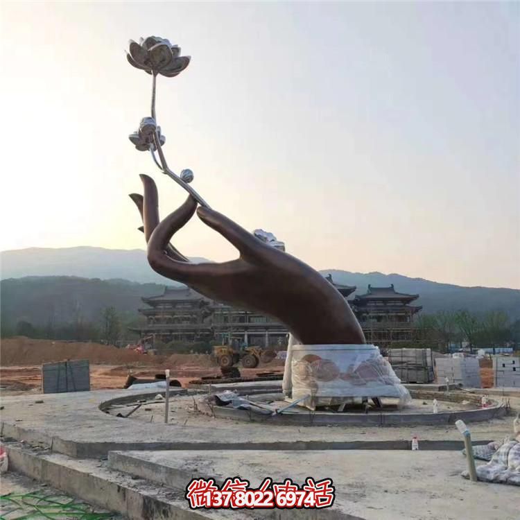 創(chuàng)意大型手拿鮮花景觀標識