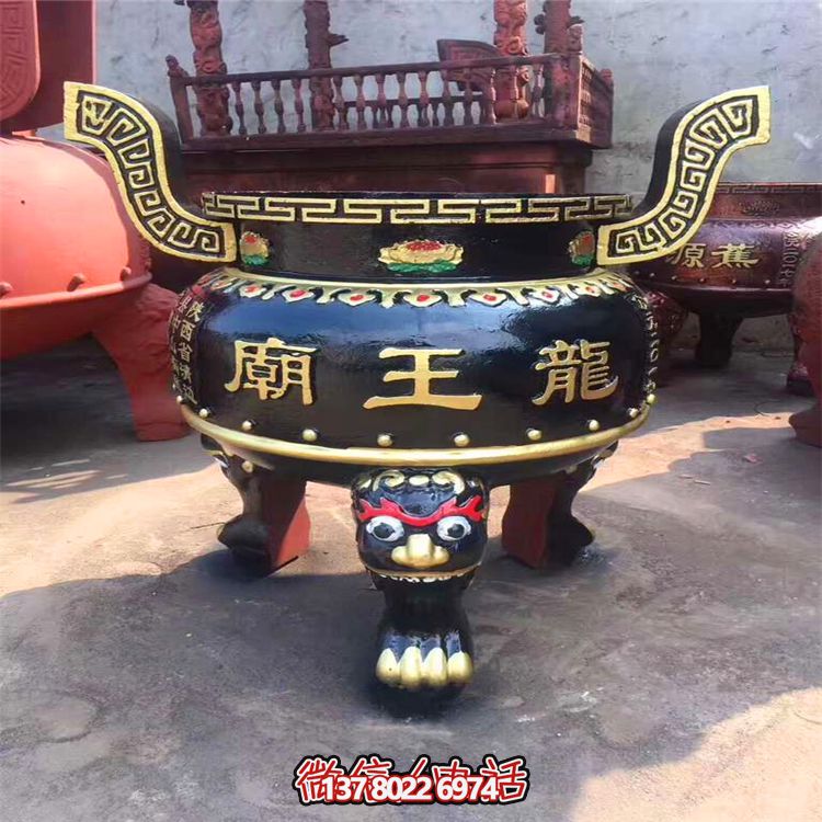 精美彩繪金漆圓形香爐，為寺廟添彩