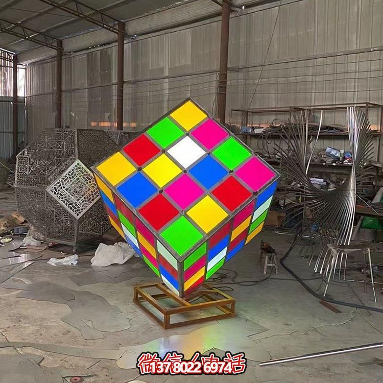 不銹鋼彩繪魔方景觀雕塑，點綴校園廣場