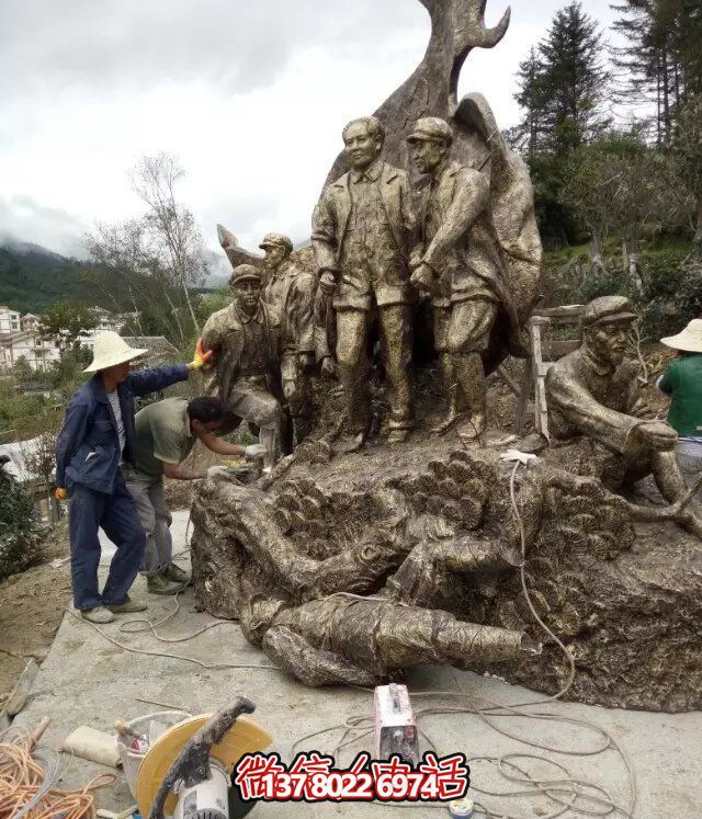 偉人紀念銅雕雕塑，讓廣場上洋溢著熱情