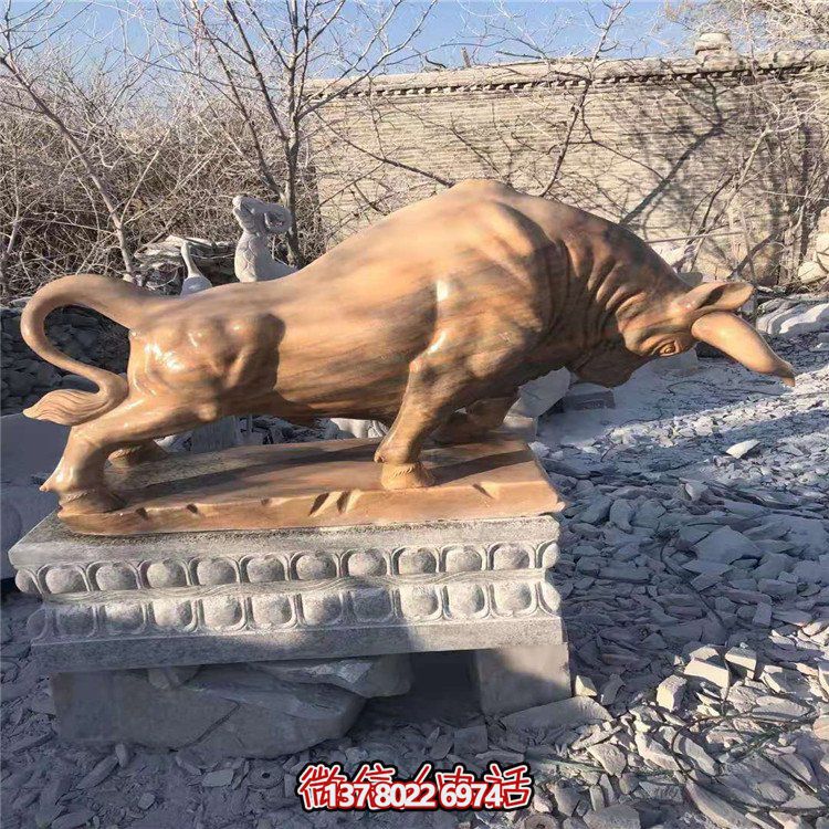 斗牛，晚霞紅大理石石雕牛