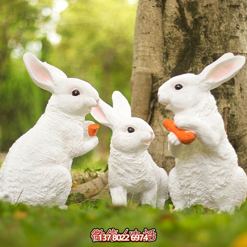森林三只吃胡蘿卜的樹(shù)脂兔子雕塑