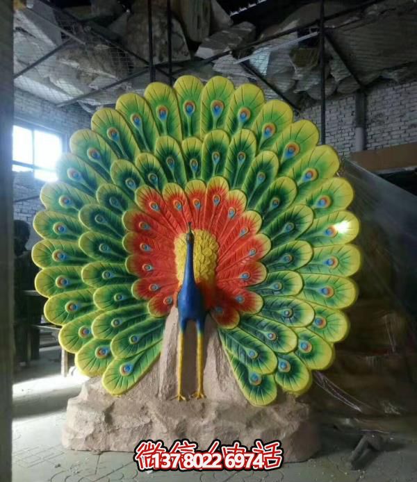 公園里一只開(kāi)屏玻璃鋼彩繪孔雀雕塑