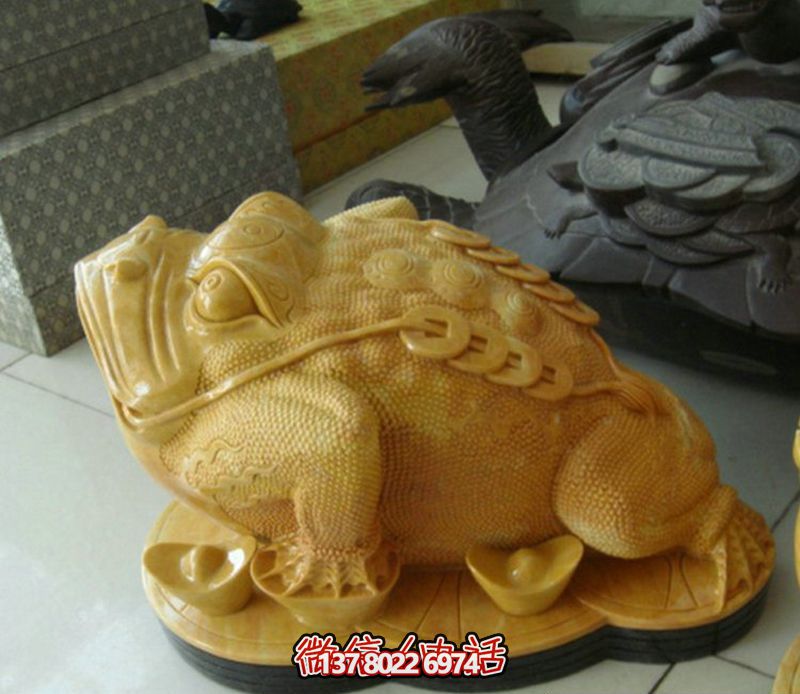 庭院里擺放的腳踩元寶的玻璃鋼噴漆金蟾雕塑 庭院里擺放的腳踩元寶的玻璃鋼噴漆金蟾雕塑