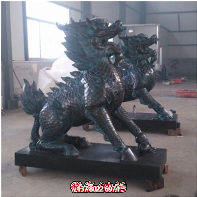 別墅門口一對大型動(dòng)物景觀不銹鋼仿古做舊麒麟雕塑