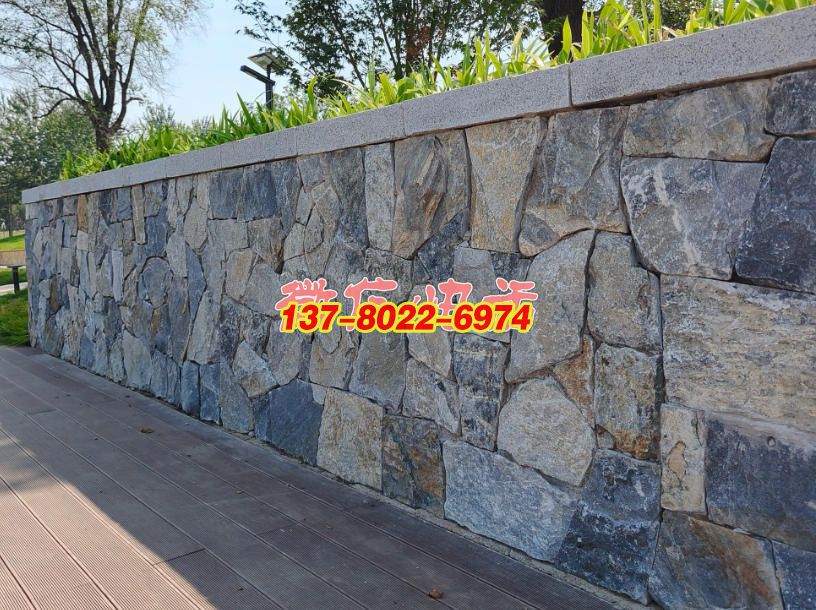 景石碎拼景觀墻：自然與藝術交融的景觀雕塑，石雕工藝的質樸美學呈現